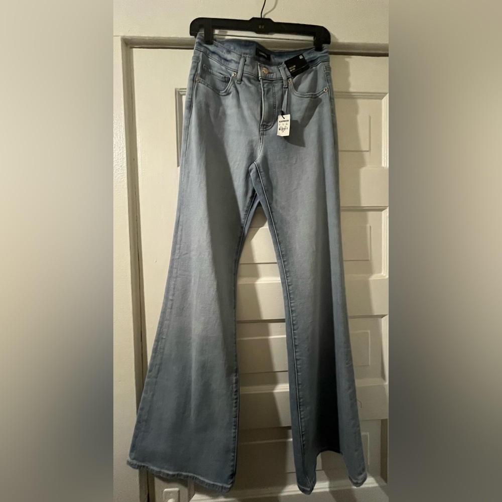 NWT Express Mid Rise Light Wash '70s Flare Jeans
Light Wash 18